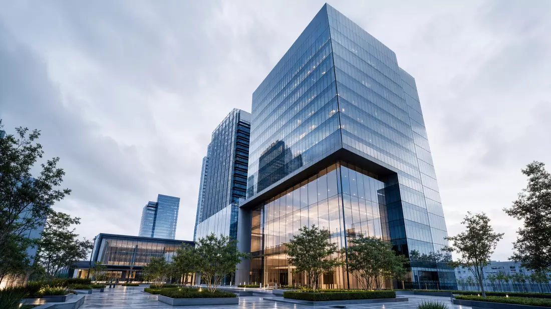 Architektur-CGI eines modernen Glasturms als Unternehmenshauptsitz in Houston aus Froschperspektive