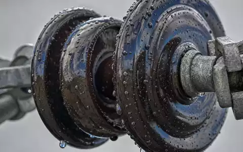 Entergy Corp. Makroaufnahme eines nassen keramischen Hochspannungsisolators mit glÀnzenden Wassertropfen, ISIN US29364G1031 - Foto: THN