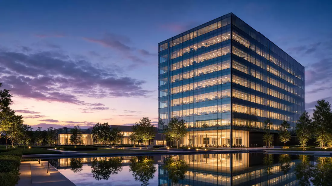Architektur-Render: beleuchteter Glasturm mit Spiegelteich bei Blaue Stunde