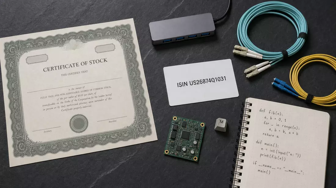 Flatlay: Aktienzertifikat, ISIN-Karte US26874Q1031, Platine und Notebook mit Code