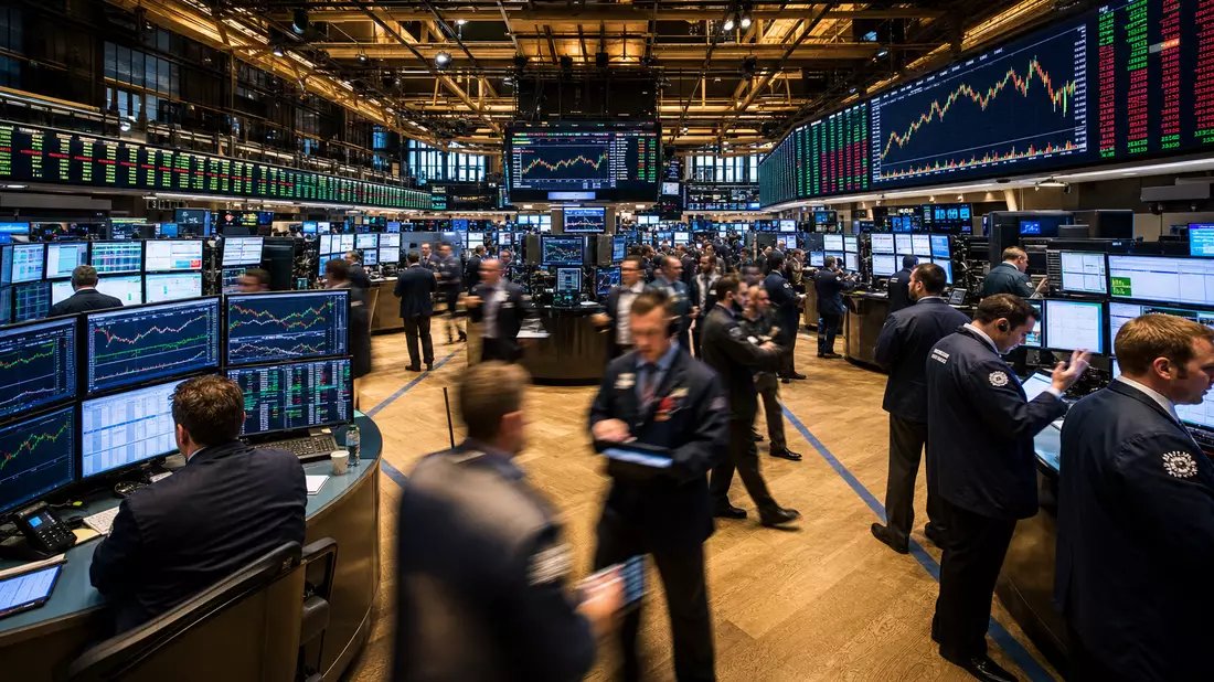 Redaktionsfoto: NYSE-Börsensaal mit Händlern, Monitoren und Kurstafeln