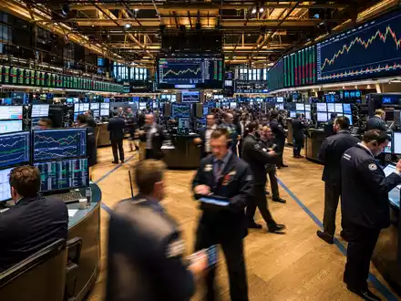 EPAM Systems US26874Q1031 – belebter NYSE Börsensaal mit Händlern Kurs Monitoren und elektronischen Anzeigetafeln - Foto: THN