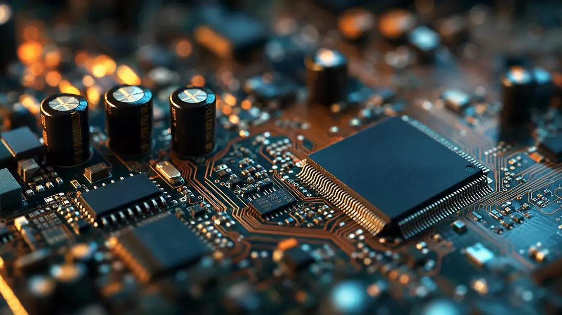 Makroaufnahme einer Platine mit Mikrochip, Kondensatoren und Kupferleiterbahnen
