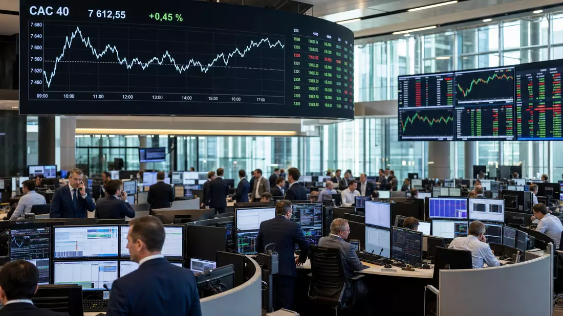 Trading-Floor der Euronext Paris mit CAC-40-Chart und mehreren Bildschirmen