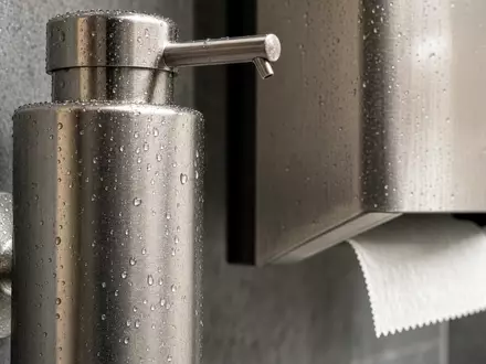 Makroaufnahme von Waschraumausstattung zeigt Hygieneservice-Kompetenz von Rentokil Initial plc, ISIN GB00B082RF11, detailreiche Materialstruktur - Foto: THN