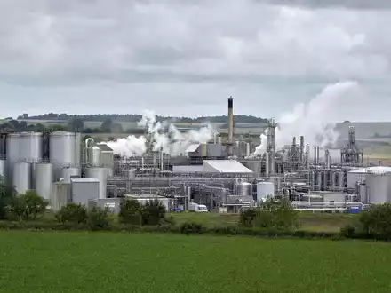 Croda International Plc (ISIN GB00BJFFLV09) betreibt Spezialchemie-Anlagen mit Tanks nahe englischer Landschaft bei Snaith - Foto: THN