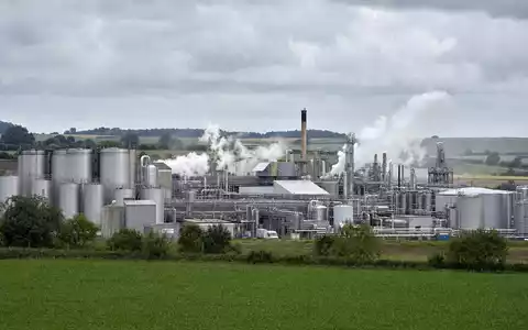 Croda International Plc (ISIN GB00BJFFLV09) betreibt Spezialchemie-Anlagen mit Tanks nahe englischer Landschaft bei Snaith - Foto: THN