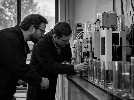 Halma plc (ISIN GB0004052071) betreibt Labore zur Wasseranalyse, hier dokumentarisch in Schwarzweiß-Reportage-Optik festgehalten - Foto: THN