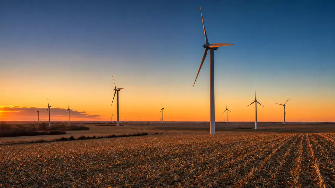 Windpark Iowa Cornbelt bei Dämmerung – Alliant Energy Stromerzeugung