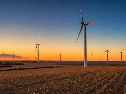 Alliant Energy Corp. US0188021085 Windpark Iowa Cornbelt bei DĂ€mmerung weites Panorama Stromerzeugung Wind - Foto: THN