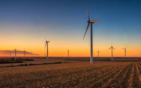 Alliant Energy Corp. US0188021085 Windpark Iowa Cornbelt bei Dämmerung weites Panorama Stromerzeugung Wind - Foto: THN