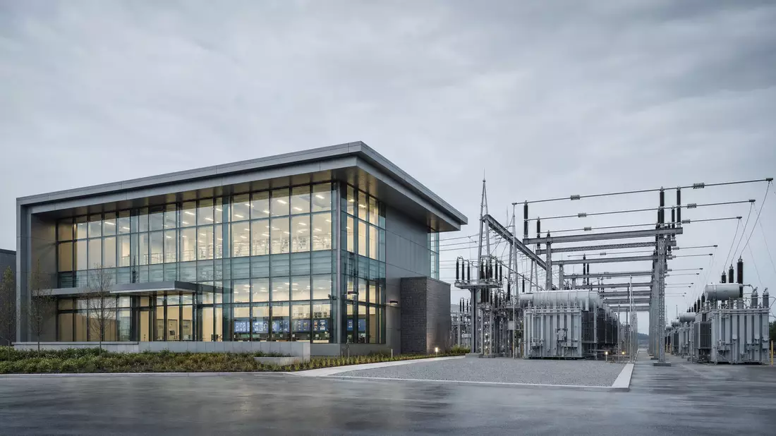 Modernes Kontrollzentrum mit Umspannwerk – Architekturvisualisierung Energieversorger