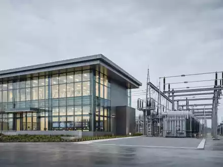 Alliant Energy Corp. US0188021085 modernes Kontrollzentrum Umspannwerk Architektur Render Glasfassade Stahl Energieversorger - Foto: THN