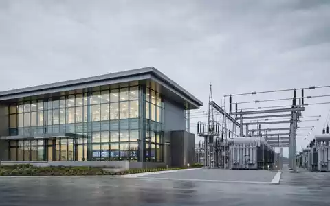 Alliant Energy Corp. US0188021085 modernes Kontrollzentrum Umspannwerk Architektur Render Glasfassade Stahl Energieversorger - Foto: THN