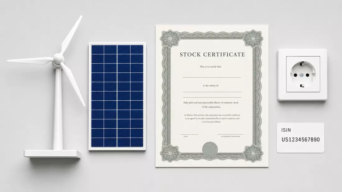 Flatlay Windrad Solarzelle Steckdose Aktienzertifikat ISIN-Karte Energie-Investition