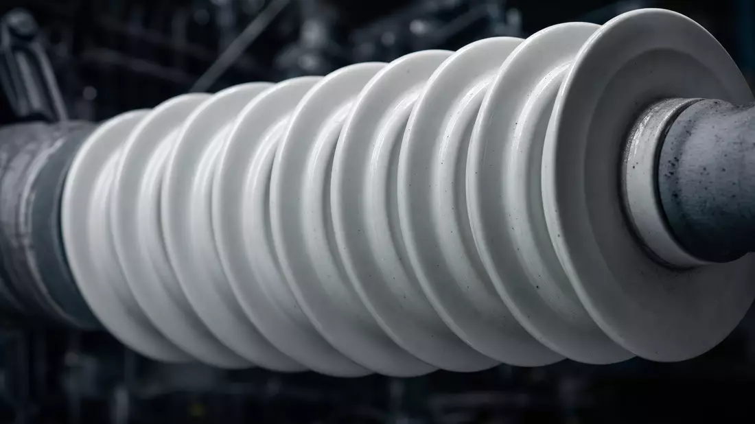 Makro-Nahaufnahme Hochspannungsisolator Porzellan Keramik Stromnetz Detail