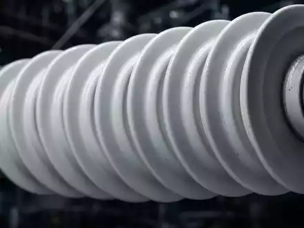 Alliant Energy Corp. US0188021085 Makro Hochspannungsisolator Porzellan Keramik Nahaufnahme Stromnetz technisches Detail - Foto: THN