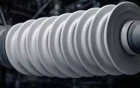 Alliant Energy Corp. US0188021085 Makro Hochspannungsisolator Porzellan Keramik Nahaufnahme Stromnetz technisches Detail - Foto: THN