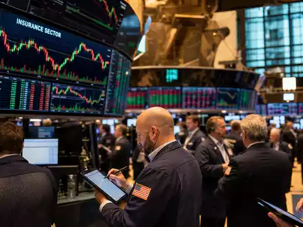 Allstate Corp. US0200021014 NYSE-Börsensaal mit aktiven Händlern und Insurance-Sektor-Charts auf großen Bildschirmen - Foto: THN