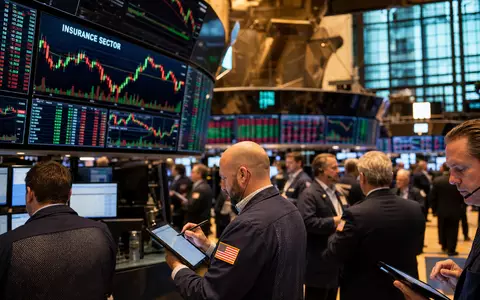 Allstate Corp. US0200021014 NYSE-Börsensaal mit aktiven Händlern und Insurance-Sektor-Charts auf großen Bildschirmen - Foto: THN