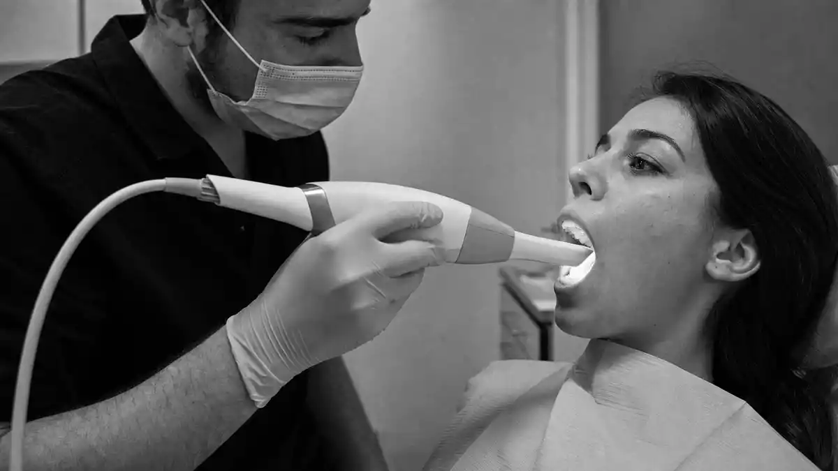 Kieferorthopäde beim Intraoral-Scan, Schwarz-Weiß Reportage