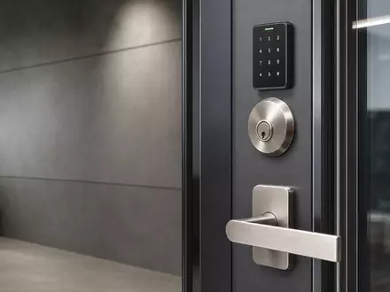 Allegion plc IE00BFRT3W74 – Moderne elektronische Türsicherheitshardware mit Tastenfeld und Türgriff im professionellen Einsatz - Foto: THN