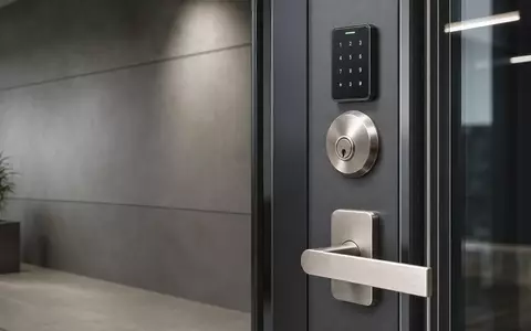 Allegion plc IE00BFRT3W74 – Moderne elektronische Türsicherheitshardware mit Tastenfeld und Türgriff im professionellen Einsatz - Foto: THN