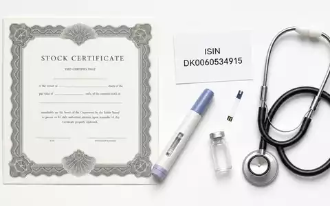 Novo Nordisk A/S (ISIN DK0060534915): Aktienzertifikat, ISIN-Karte und medizinische Diabetes-Utensilien übersichtlich arrangiert fotografiert - Foto: THN