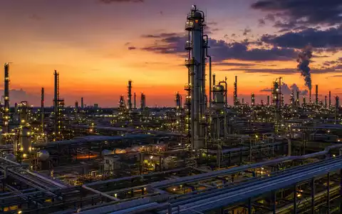 Fotorealistische Raffinerie-Anlage bei Sonnenuntergang zeigt Shell plc NL0000009827 im globalen Öl- und Gasgeschäft symbolisch - Foto: THN