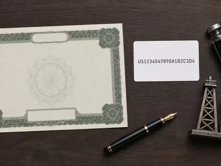 Flatlay-Arrangement mit Aktienzertifikat und Ölutensilien symbolisiert eine Investition in Shell plc, Wertpapierkennung NL0000009827, am Energiemarkt - Foto: THN