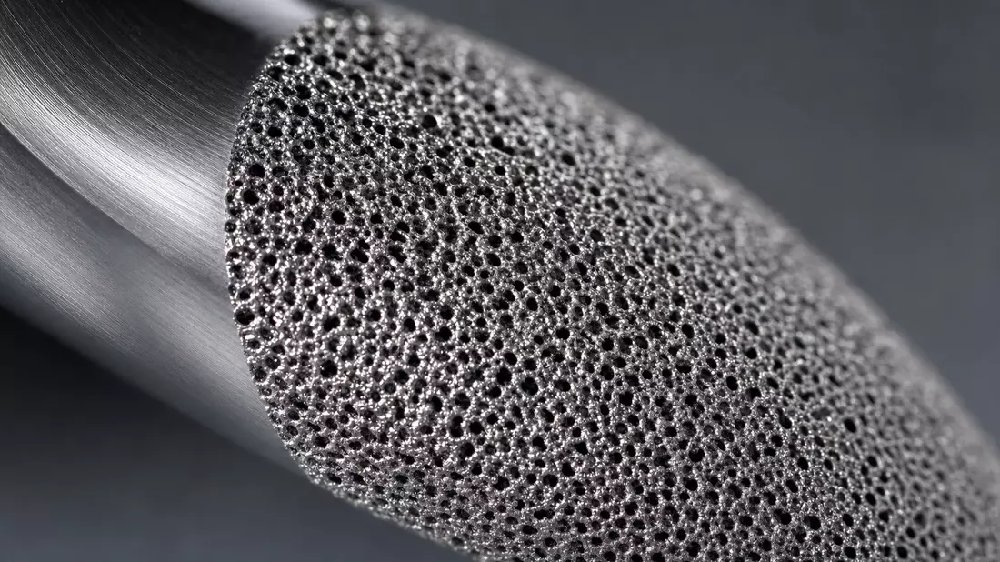 Makroaufnahme der porösen Titanoberfläche eines orthopädischen Implantats