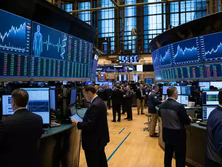 Zimmer Biomet US98956P1021 zeigt Börsen-Editorial vom Trading-Floor mit Charts der Medizintechnik-Branche auf Bildschirmen - Foto: THN