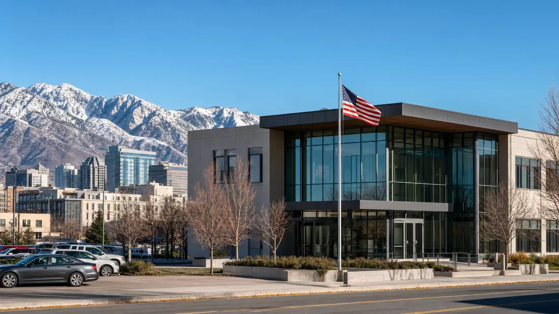 Moderne Bankfiliale in Salt Lake City vor schneebedeckten Wasatch-Bergen bei Tageslicht