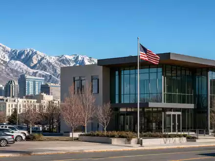 Zions Bancorp (ISIN US9897011071) betreibt moderne Bankfilialen in Salt Lake City vor den Wasatch-Bergen - Foto: THN