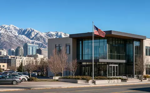Zions Bancorp (ISIN US9897011071) betreibt moderne Bankfilialen in Salt Lake City vor den Wasatch-Bergen - Foto: THN