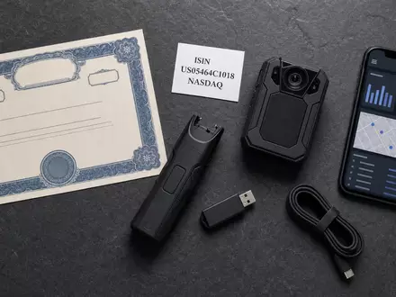 Axon Enterprise Inc. Aktien-Flatlay mit ISIN Karte US05464C1018 und Bodycam sowie Sicherheitstechnik - Foto: THN