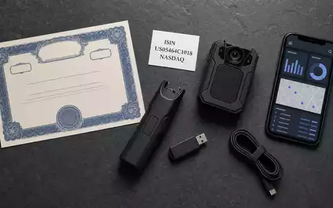Axon Enterprise Inc. Aktien-Flatlay mit ISIN Karte US05464C1018 und Bodycam sowie Sicherheitstechnik - Foto: THN