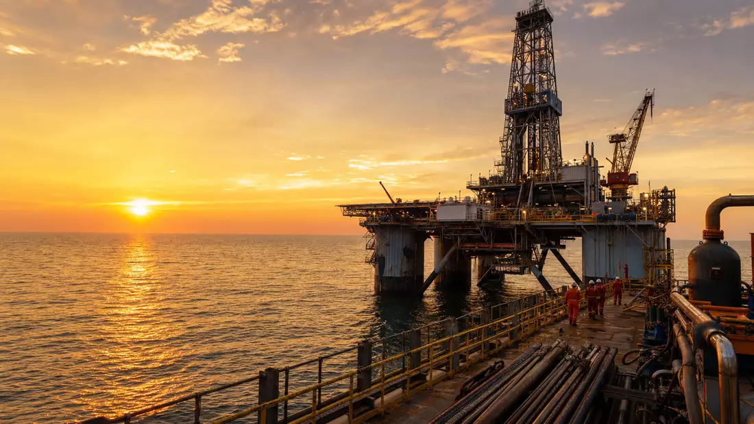 Fotorealistische Offshore-Bohrplattform von Baker Hughes Co. bei Sonnenuntergang
