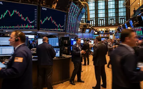 Baker Hughes Co. NYSE-Börsenparkett mit OIL GAS Kurscharts für Aktie ISIN US0567521085 dargestellt - Foto: THN