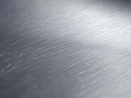 Ball Corp. Aluminiummaterial ISIN US05722G1004 in extremer Makroaufnahme: gebürstete Metalloberfläche im Detail - Foto: THN