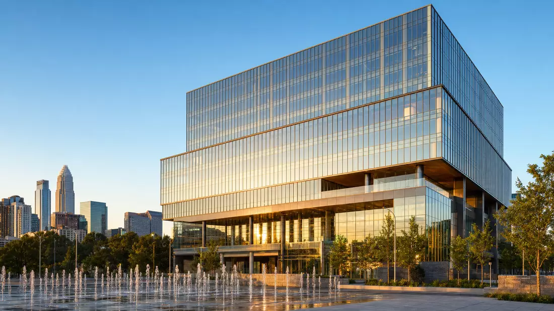 Fotorealistisches Hochhaus einer Großbank in Charlotte bei Sonnenuntergang