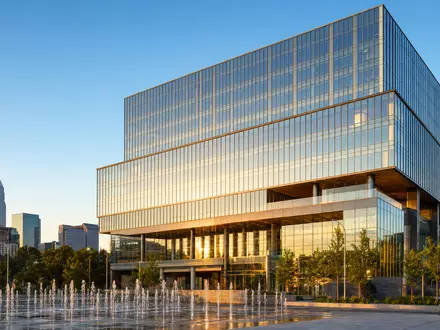 Bank of America Corp. Hauptquartier als modernes Glasgebäude bei goldenem Abendlicht, ISIN US0605051046 - Foto: THN