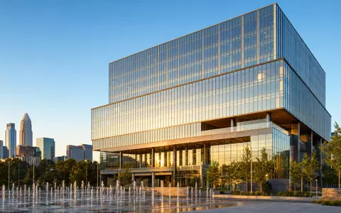 Bank of America Corp. Hauptquartier als modernes Glasgebäude bei goldenem Abendlicht, ISIN US0605051046 - Foto: THN