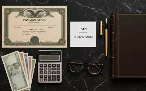 Bank of America Corp. Flatlay mit Aktienzertifikat, ISIN-Karte US0605051046 und Finanzobjekten auf Marmor - Foto: THN