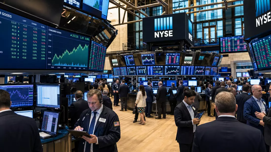 Editorial-Foto des NYSE-Handelssaals mit Bildschirmen und Konsumgüter-Kursdaten