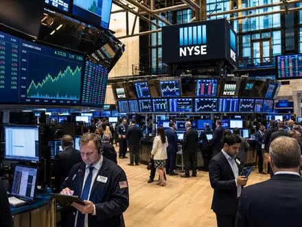 Börsen-Editorial zeigt NYSE-Handelssaal mit Konsumgüter-Charts passend zu The Coca-Cola Company US1912161007 und ihrer Börsennotierung - Foto: THN