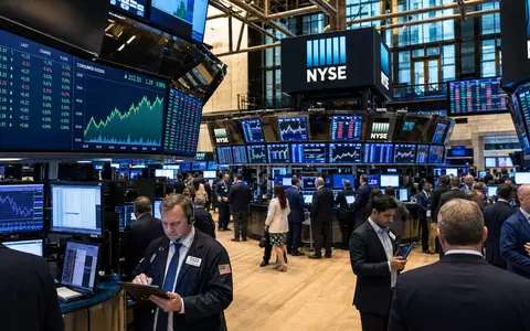 Börsen-Editorial zeigt NYSE-Handelssaal mit Konsumgüter-Charts passend zu The Coca-Cola Company US1912161007 und ihrer Börsennotierung - Foto: THN