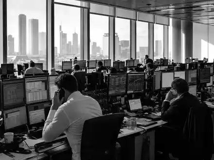 Commerzbank AG DE000CBK1001 dokumentiert Trading-Floor in Schwarzweiß mit Händlern vor zahlreichen Bildschirmen in Frankfurt - Foto: THN