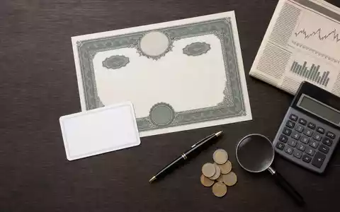 Commerzbank AG DE000CBK1001 zeigt Flatlay mit Aktienzertifikat, ISIN-Karte, Münzen und Finanzzeitung auf dunklem Holztisch - Foto: THN