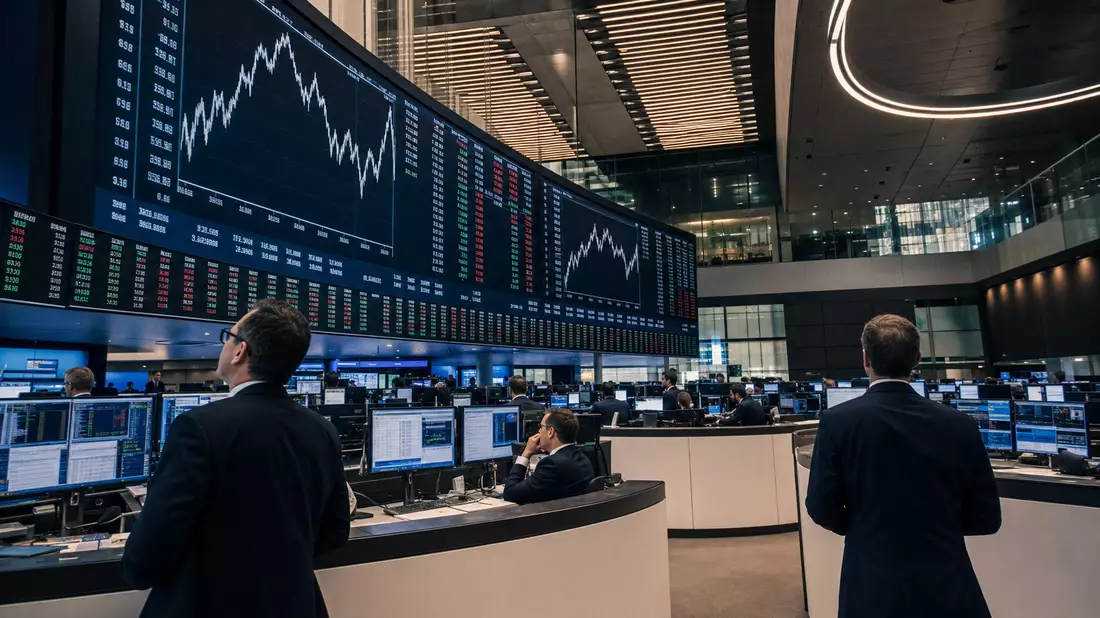 Editorial-Foto des Frankfurter Trading-Floors mit großen digitalen Kursanzeigen